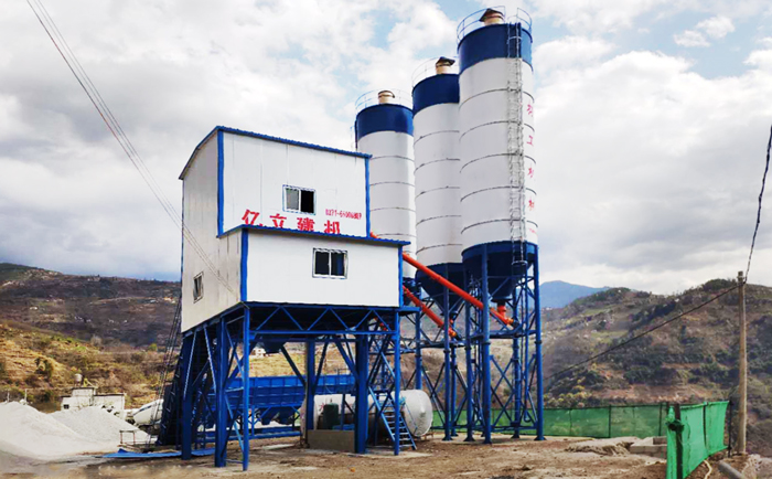 云南巧家120混凝土攪拌站用戶現(xiàn)場(chǎng)  正面實(shí)拍